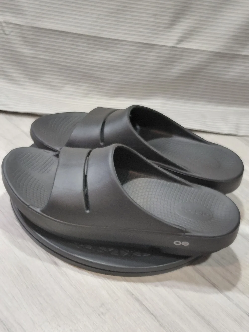 NEW OOFOS Mens OOahh Black Recovery Slide Sandal SIZE 11